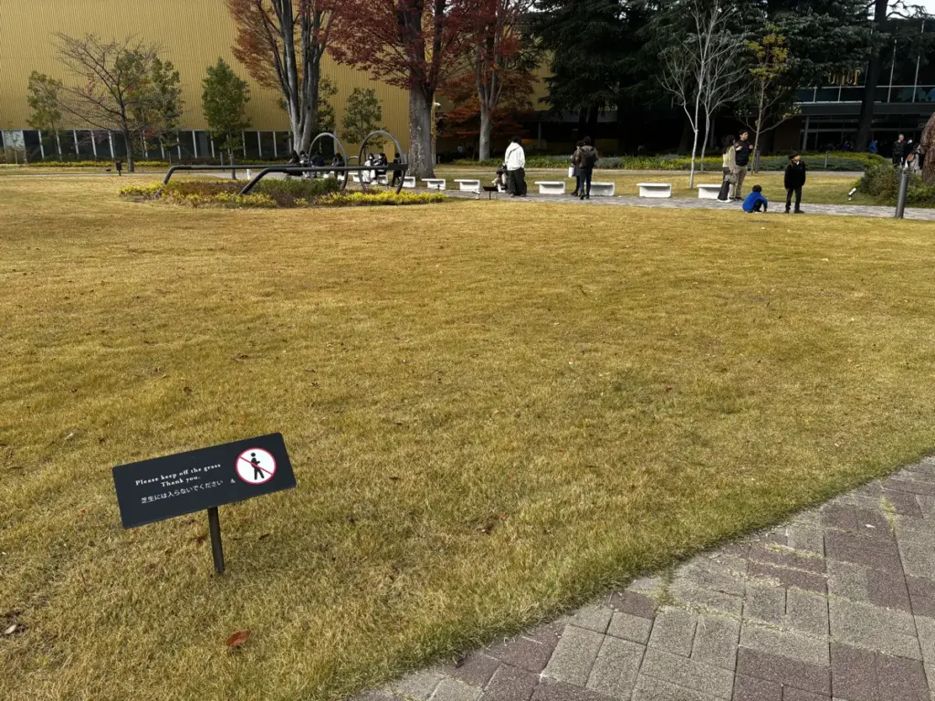 ワーナーブラザーズスタジオツアー前の庭園。芝生進入禁止。