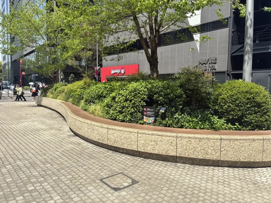 日比谷ステップ広場のベンチとウェンディズ