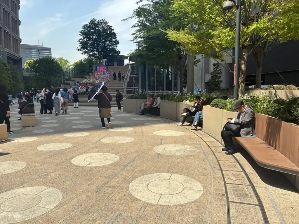 日比谷ステップ広場のベンチ