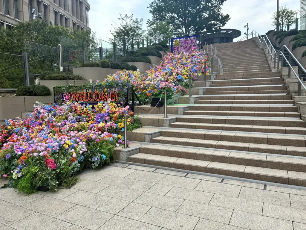 日比谷ステップ広場の階段にある花飾り