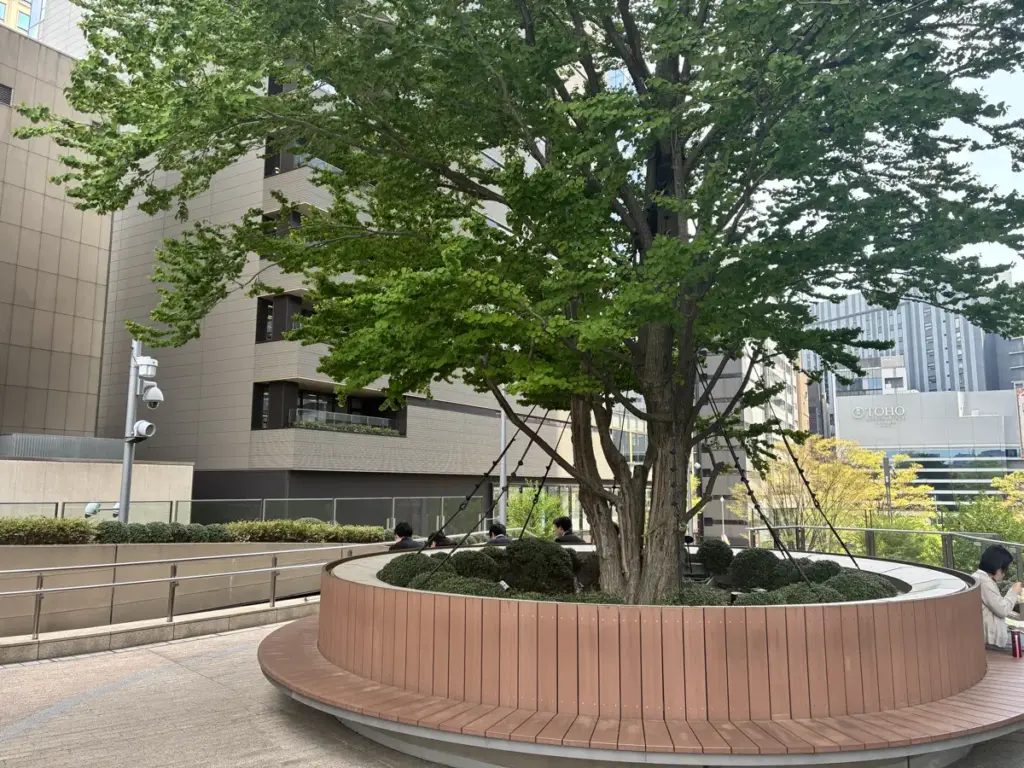 日比谷ステップ広場2階のベンチ