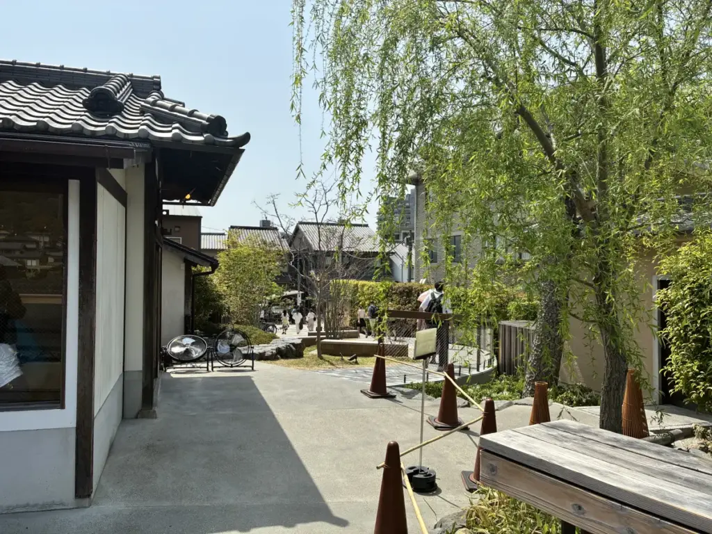 中村藤吉平等院店の店前から店への小道と木陰