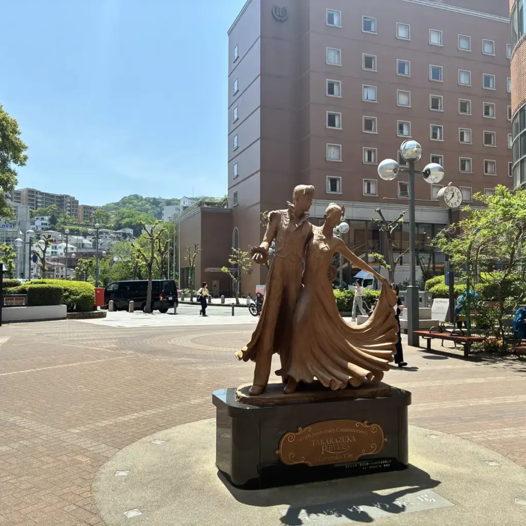 宝塚駅前オブジェ