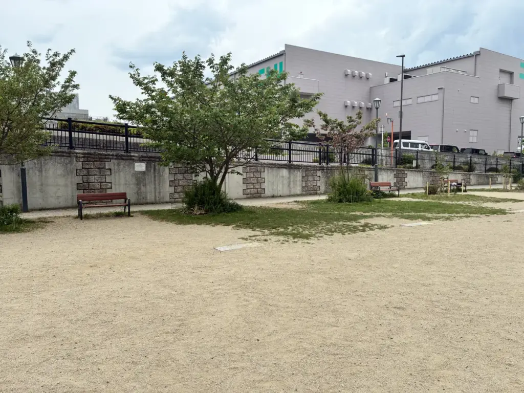 花のみちさくら橋公園ベンチと木陰
