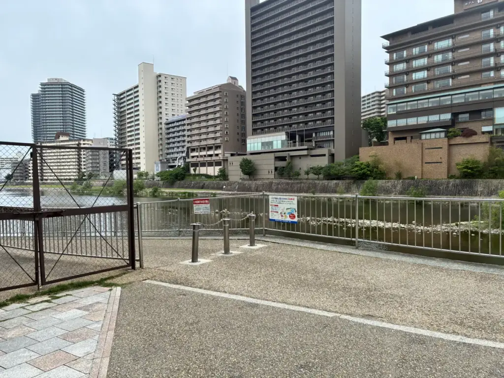 宝塚駅前から武庫川河川敷への道