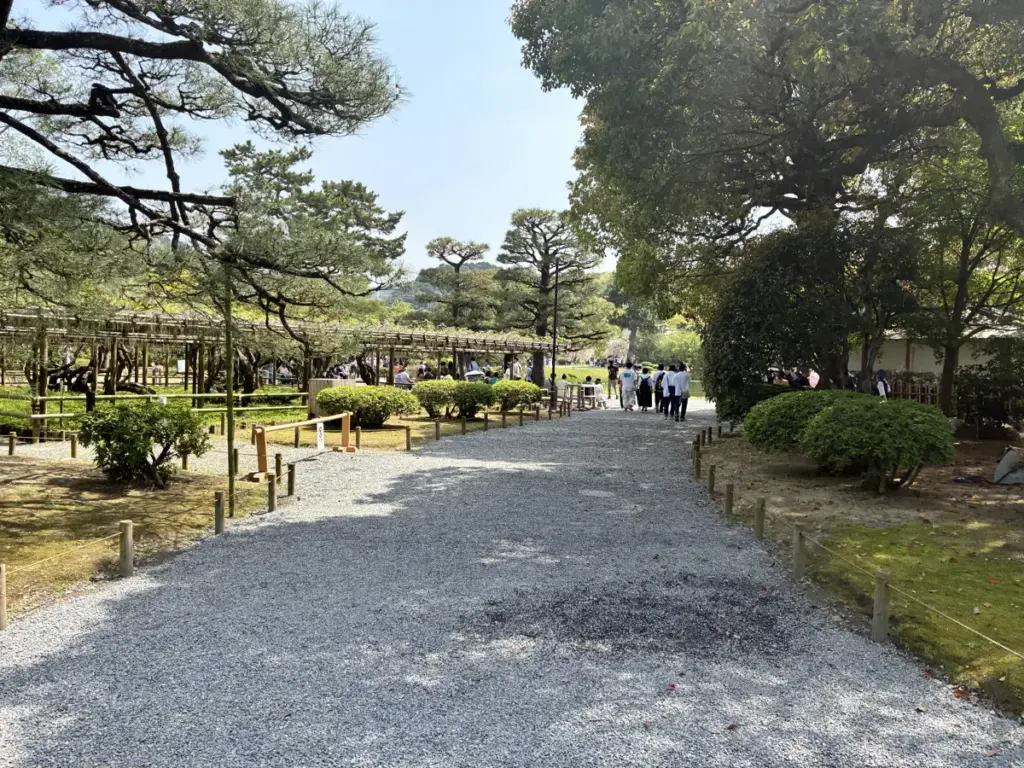 平等院鳳凰堂入口の道。砂利が多く、木陰も充実