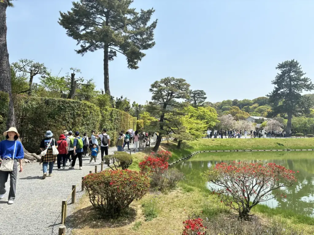 平等院鳳凰堂を囲む砂利道