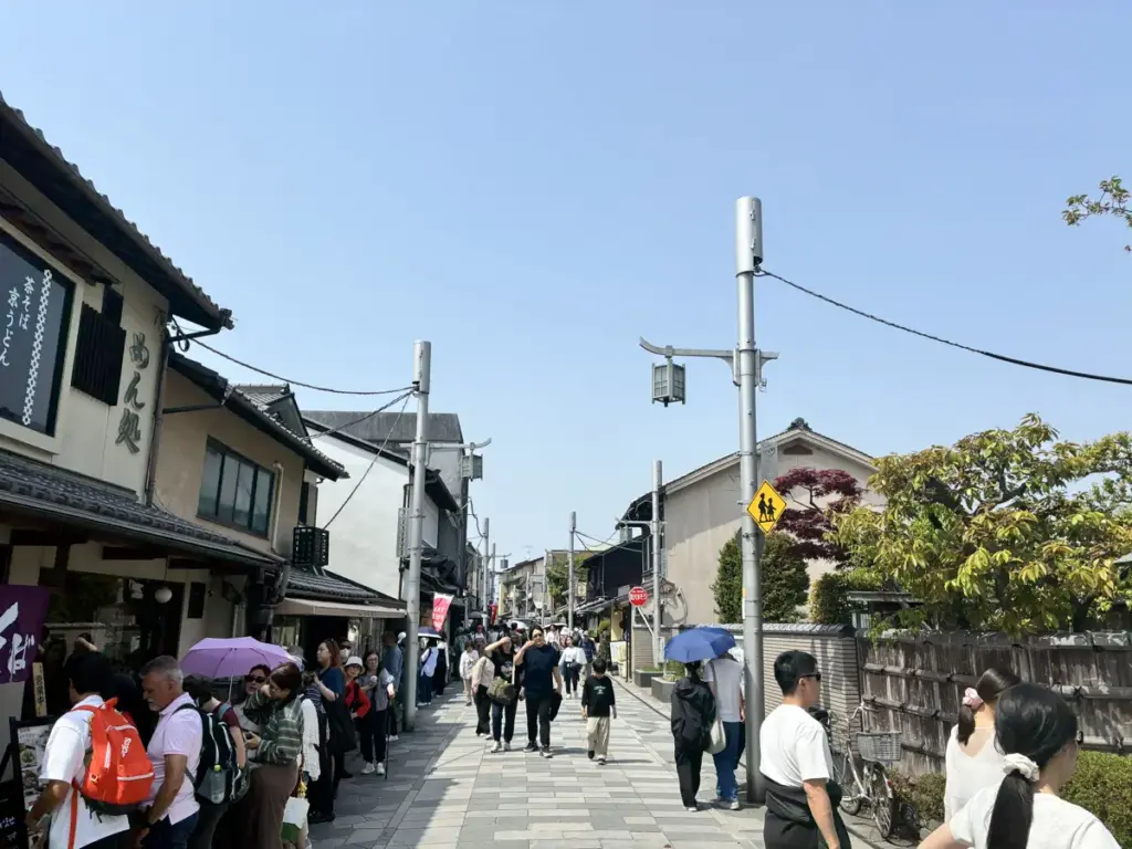 平等院表参道。通路全体の道