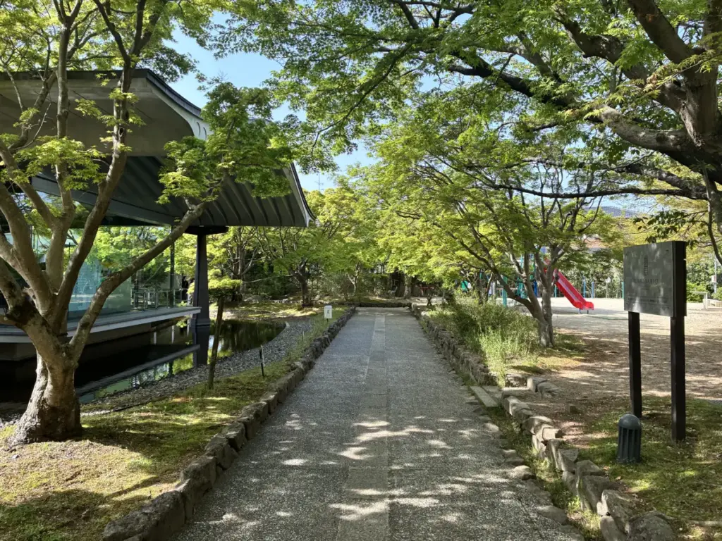 入口までの小道。公園にもつながっている