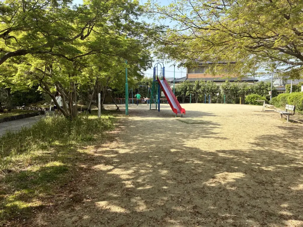 源氏物語ミュージアムの隣の公園と遊具