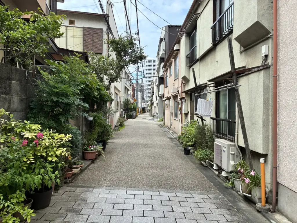 樋口一葉旧居跡から菊坂への道