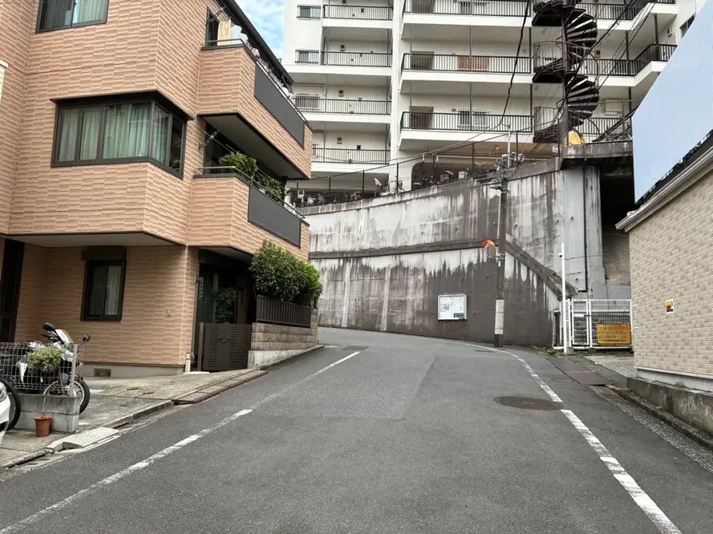 道なりに坂を登っていく