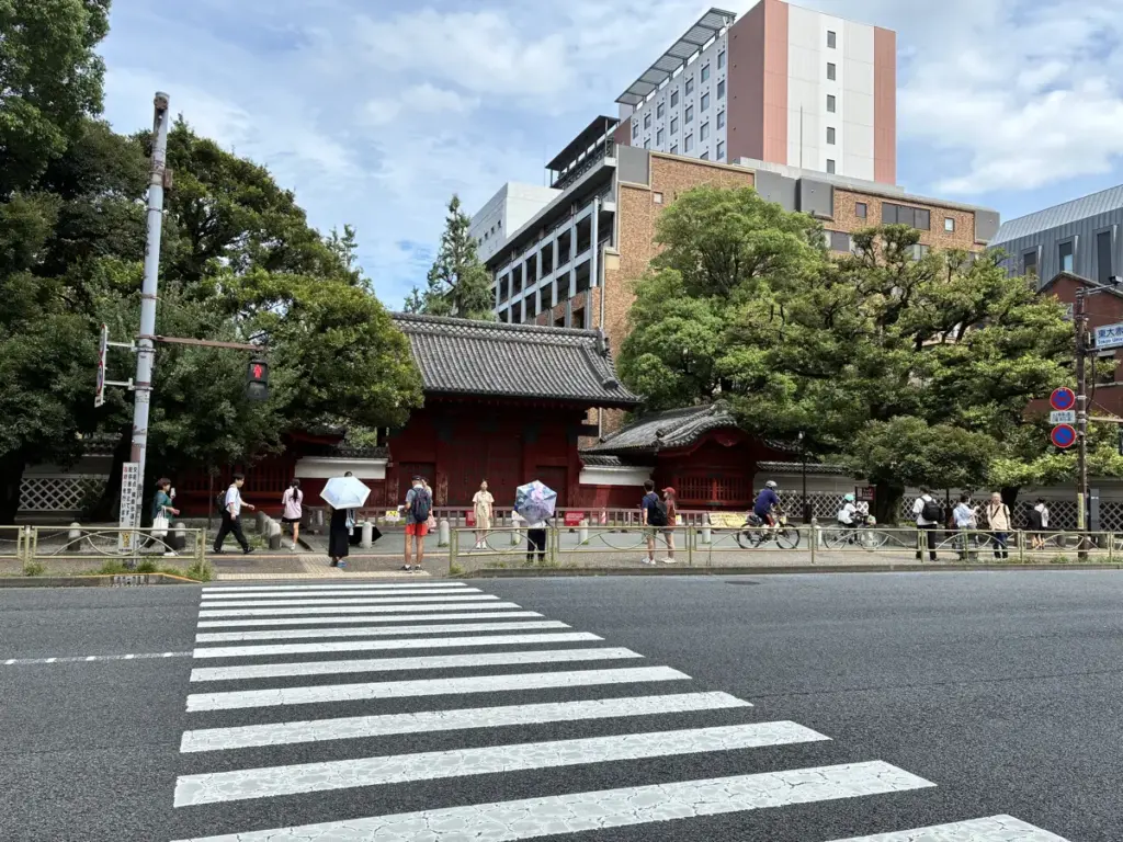 法眞寺の目印は、道の反対側の赤門