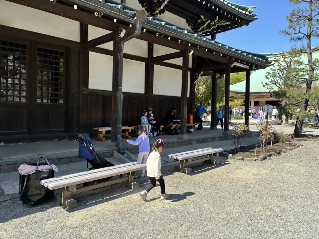 豪徳寺境内ベンチ