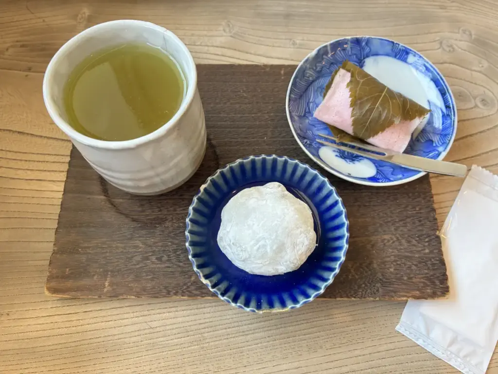 まほろ堂蒼月の桜餅と大福