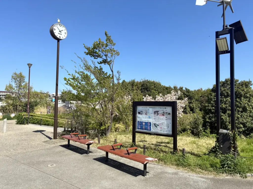 二子玉川公園時計とベンチ