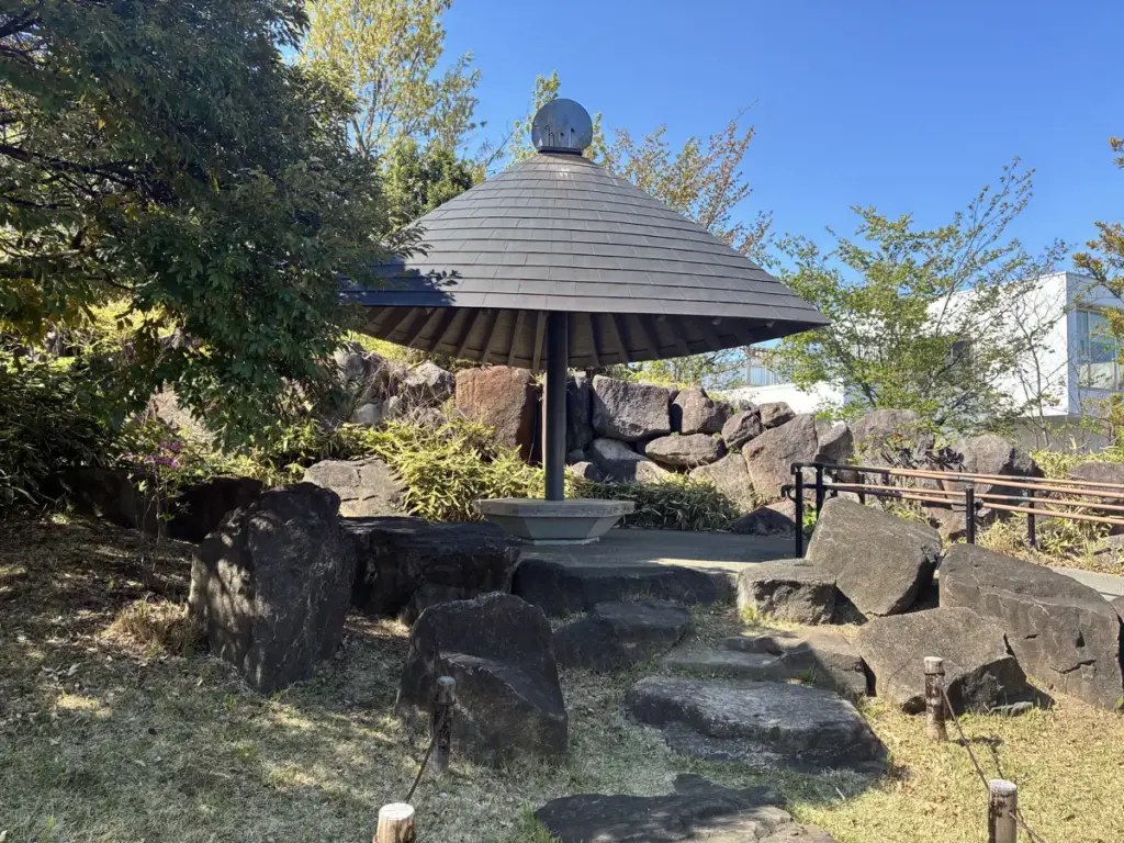 帰真園のなかの休憩ベンチ。屋根付き。