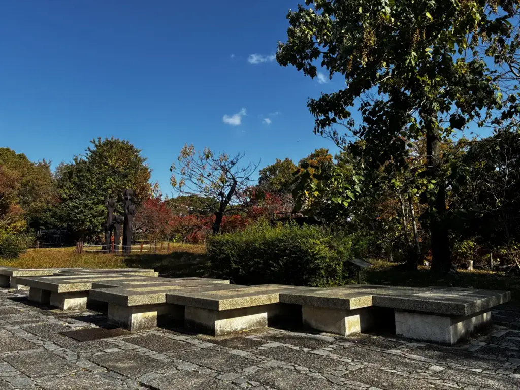 現代美術の森前のベンチ