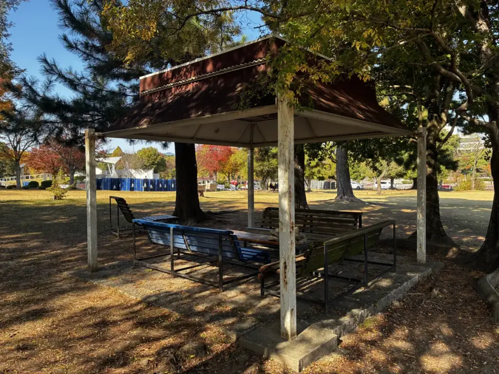 砂の広場付近、屋根付きベンチ