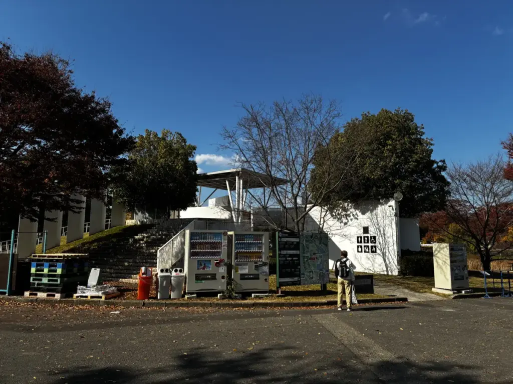 砂の広場休憩所。自販機やお手洗いあり