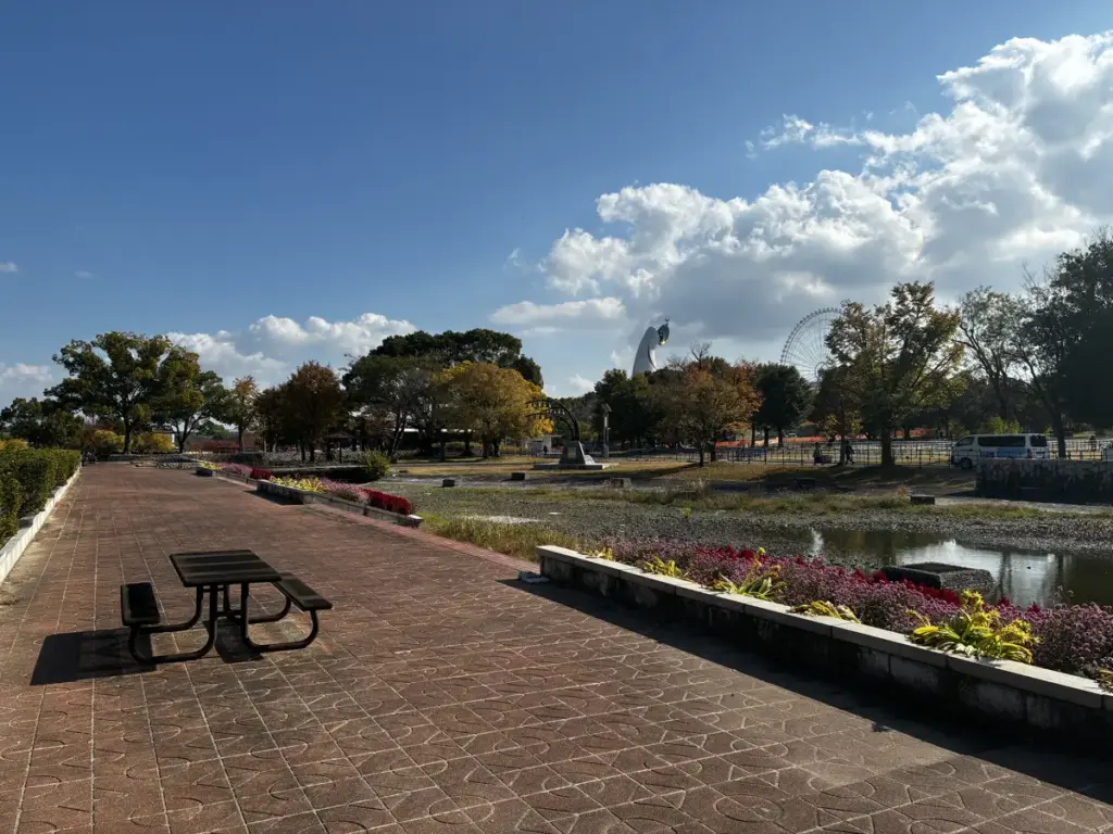 国立民族学博物館付近の池とベンチ