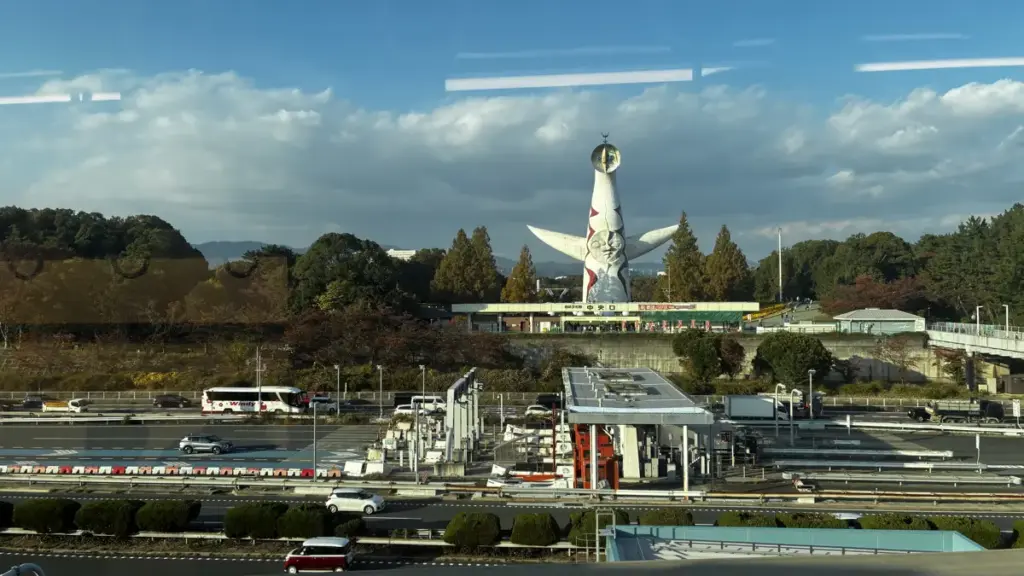 大阪モノレール線からみた太陽の塔