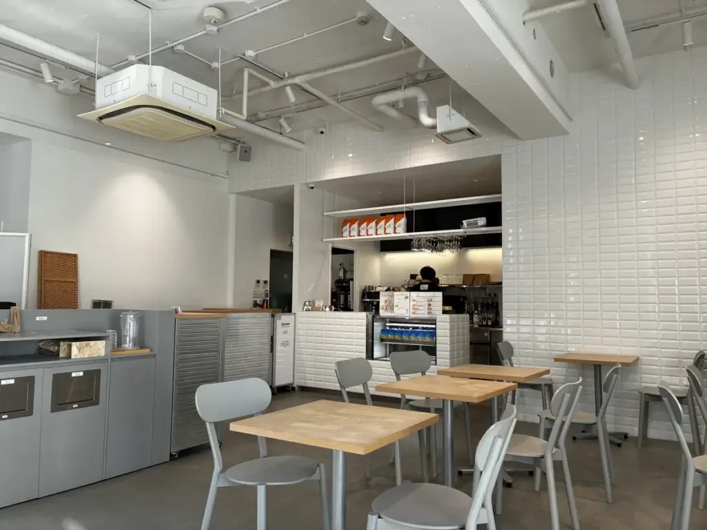 JMT CAFE DAIKANYAMA店内