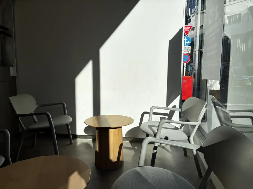 JMT CAFE DAIKANYAMA。窓際の席