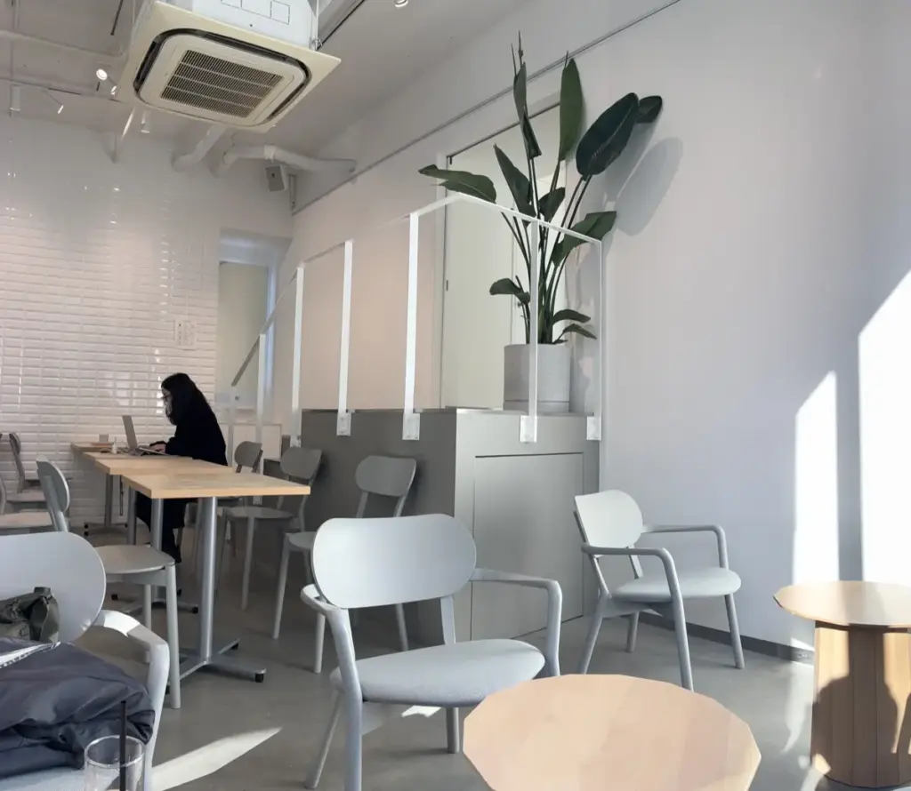 JMT CAFE DAIKANYAMA。階段を登らないとトイレが使えない