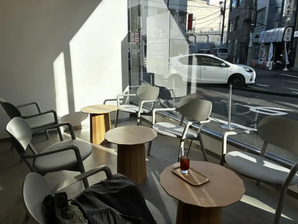 JMT CAFE DAIKANYAMA。窓際の席