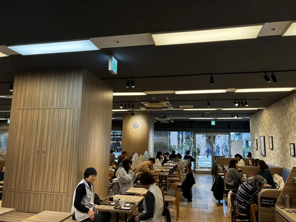 カフェ・ド・クリエ グラン サンシャイン通り店。店内