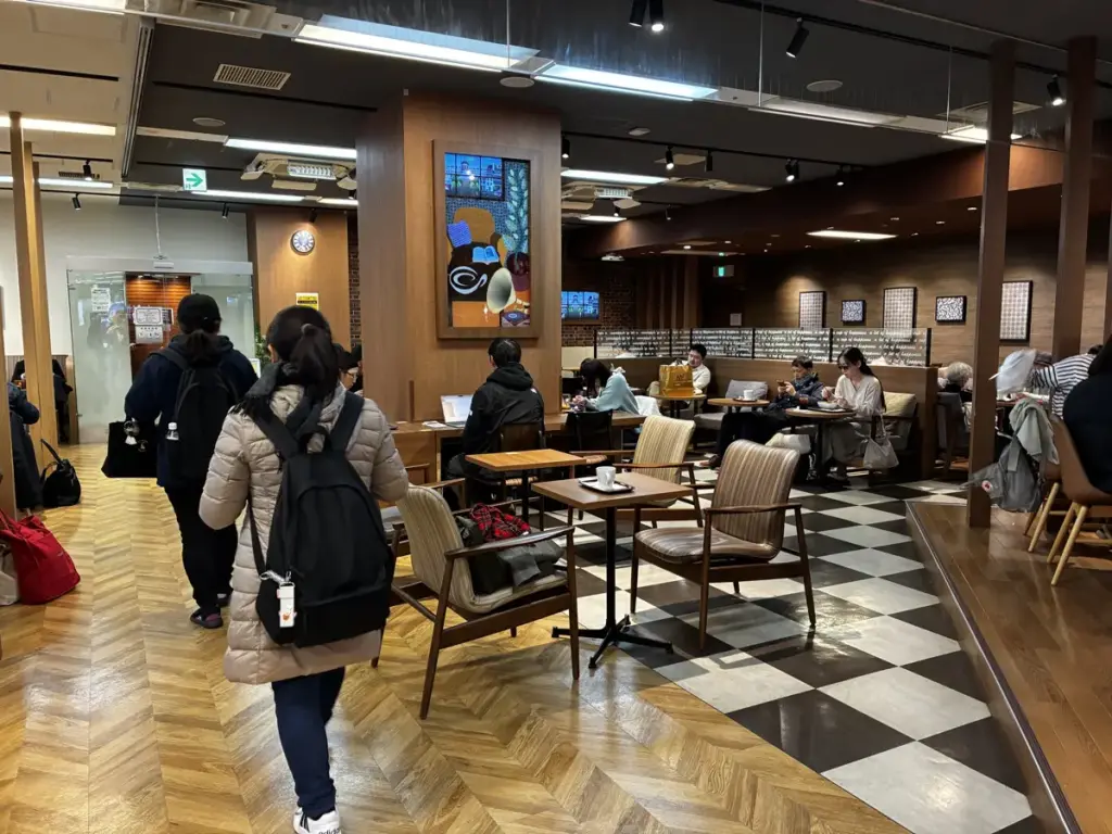 カフェ・ド・クリエ グラン サンシャイン通り店。店内