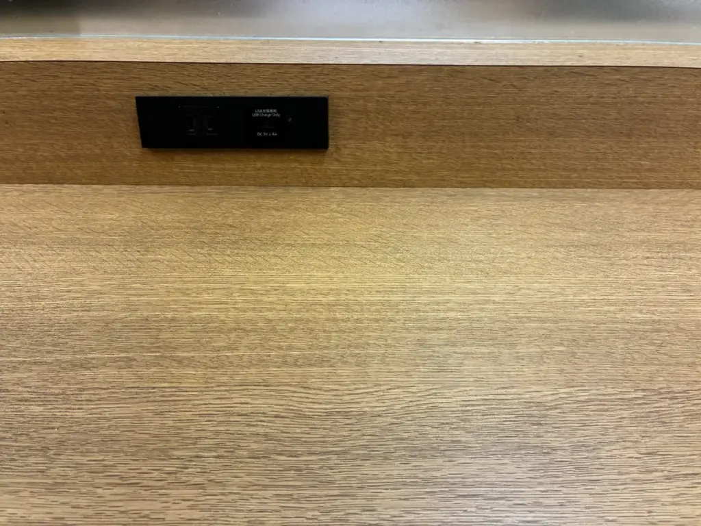 カフェ・ド・クリエ グラン サンシャイン通り店。コンセント