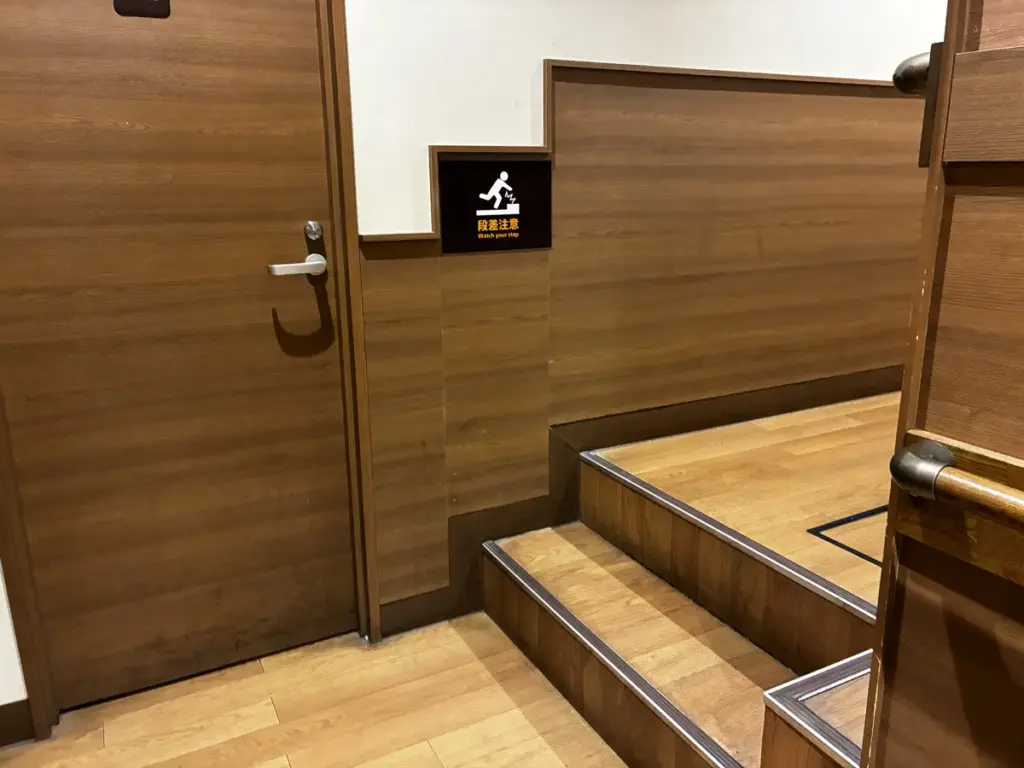 カフェ・ド・クリエ グラン サンシャイン通り店、トイレまでの階段